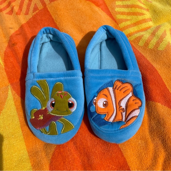 Finding Nemo Kid Slippers and Anchors Away Card Game - Picture 2 of 9